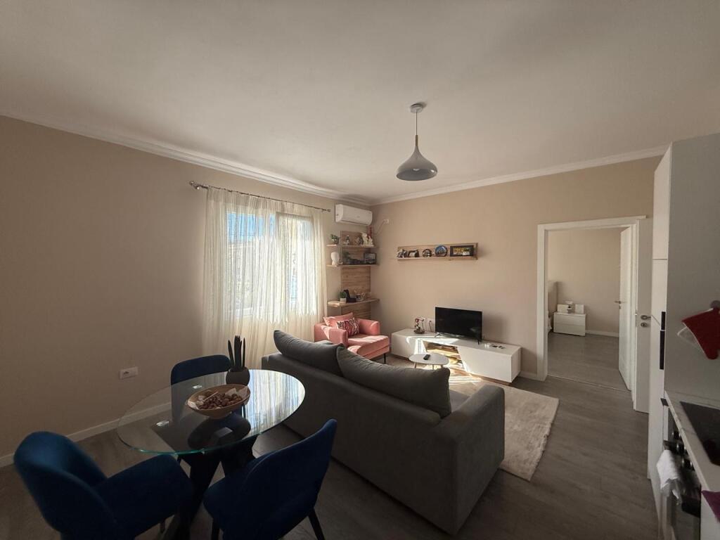 Apartament 1+1, Garda e Republikes!