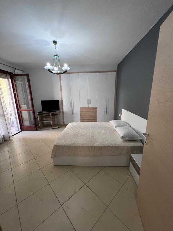 2+1,i mobiluar me parkim,kopshti botanik,600 euro