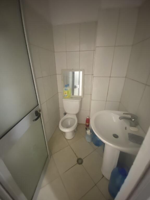 Ambjent biznesi me qera,350 euro liqeni i thate