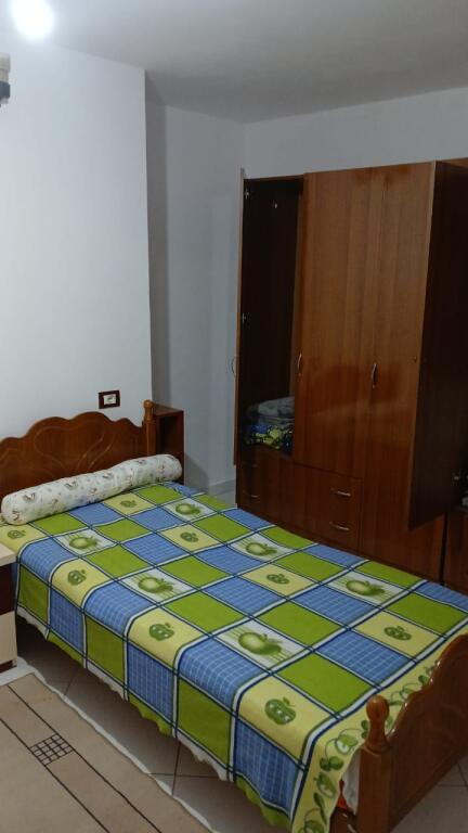 Jepet me qera apartament 2+1 kati i 1, e mobiluar me ballkon. Adresa "kodra e diellit"