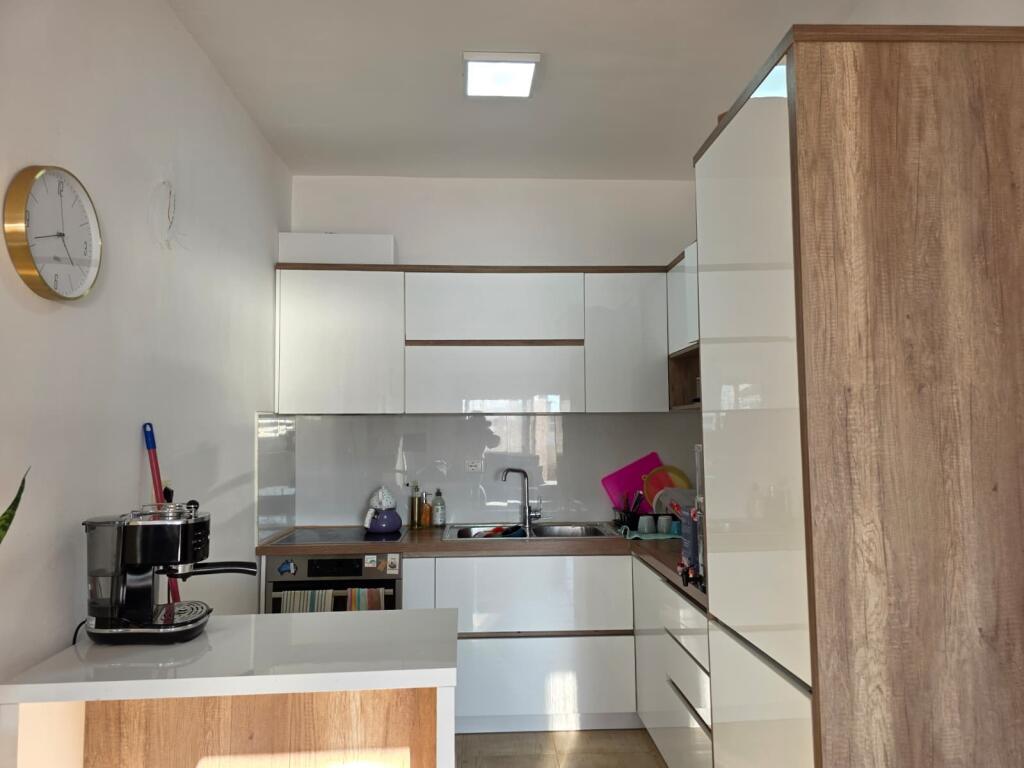 Apartament 2+1+2 me Pamje nga Deti në Shitje – Lungomare, Vlore