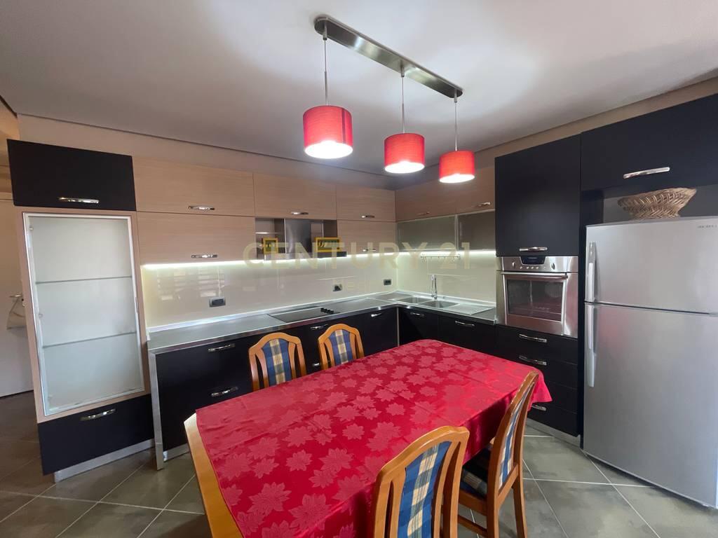 QIRA, APARTAMENT 2+1 TEK MBI-KALIMI KOMUNËS SË PARISTI!!