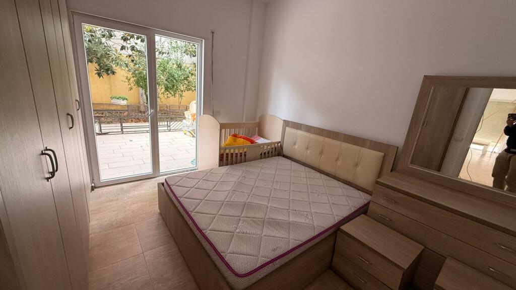 Shitet 2+1 me verande,liqeni i thate,250000 euro i diskutueshem