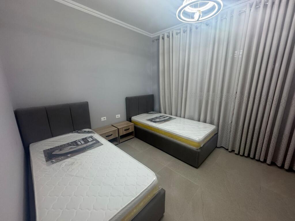 Apartament 2+1 me parkim me qira tek Liqeni i Thate.