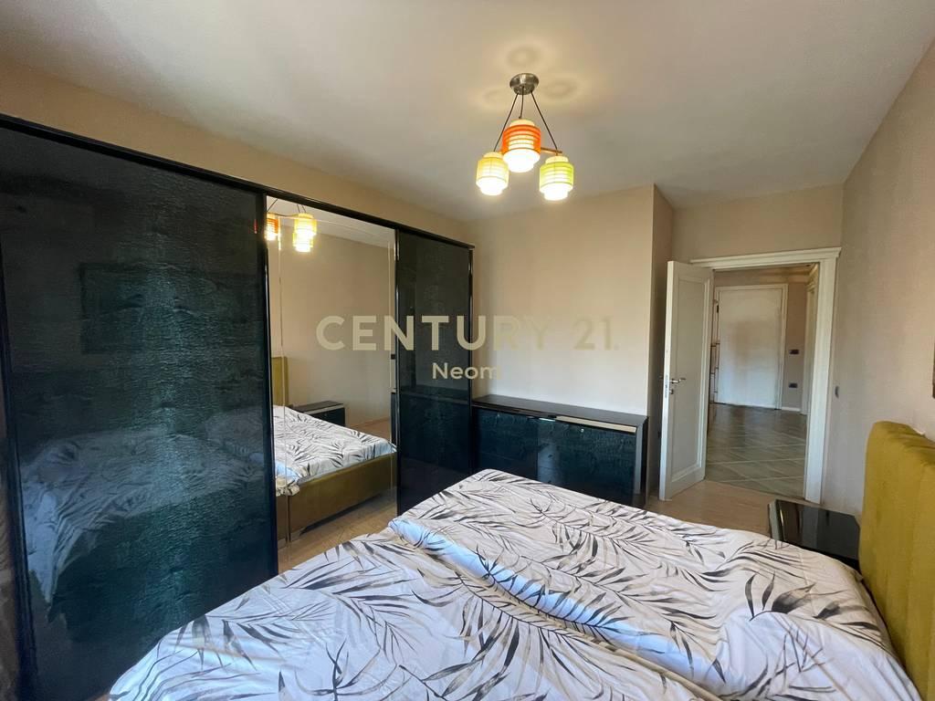 QIRA, APARTAMENT 2+1 TEK MBI-KALIMI KOMUNËS SË PARISTI!!