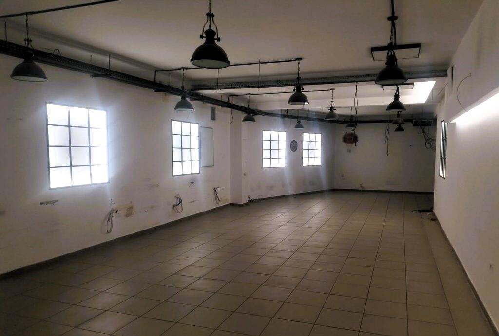 Dyqan (Ambjent Komercial) Kat 0 dhe -1 Per Qira tek Stadiumi Dinamo, Tiranë