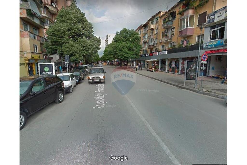 Ambient komercial per qira ne Bllok 222m2