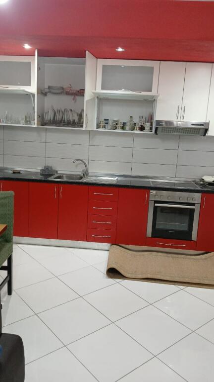Jepet me qera apartament 2+1 kati i 1, e mobiluar me ballkon. Adresa "kodra e diellit"