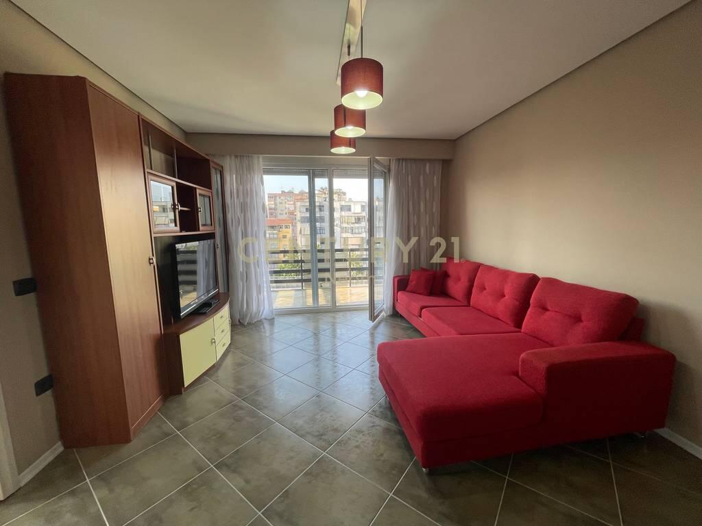 QIRA, APARTAMENT 2+1 TEK MBI-KALIMI KOMUNËS SË PARISTI!!