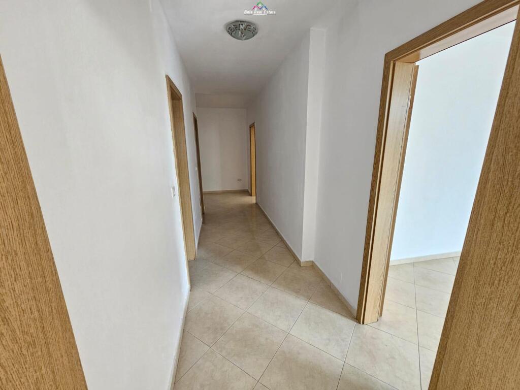Zyre me Qera 2+1 tek Ish Ekspozita (ID BZ2716) Tirane