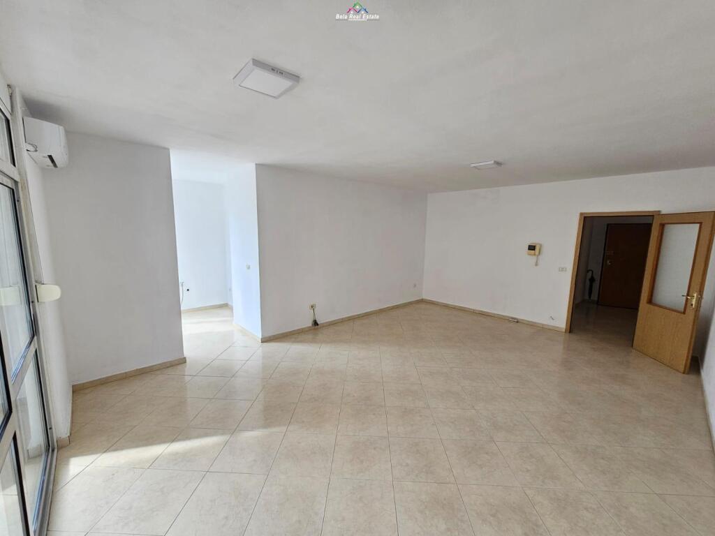 Zyre me Qera 2+1 tek Ish Ekspozita (ID BZ2716) Tirane