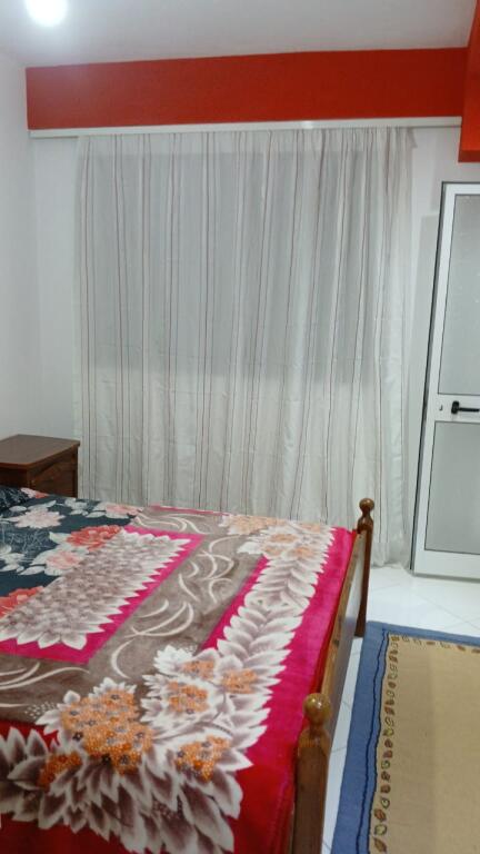 Jepet me qera apartament 2+1 kati i 1, e mobiluar me ballkon. Adresa "kodra e diellit"