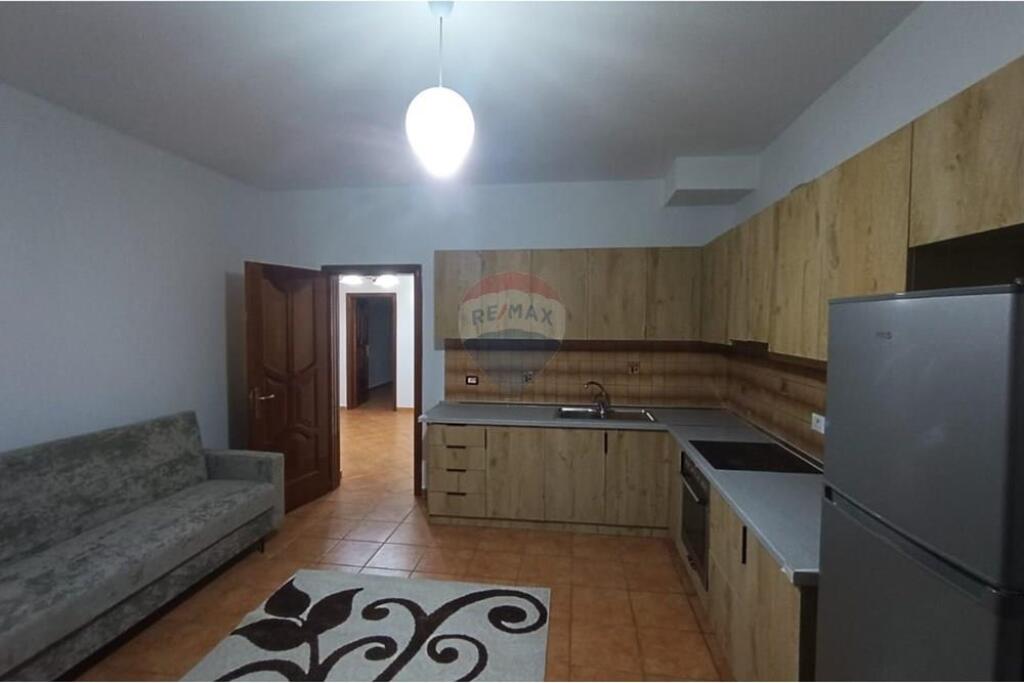 Jepet me Qira Apartament 3+1+2 në Kinostudio !