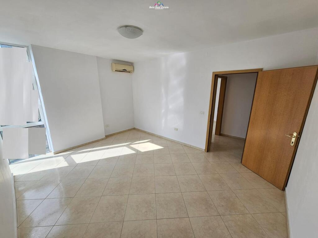 Zyre me Qera 2+1 tek Ish Ekspozita (ID BZ2716) Tirane