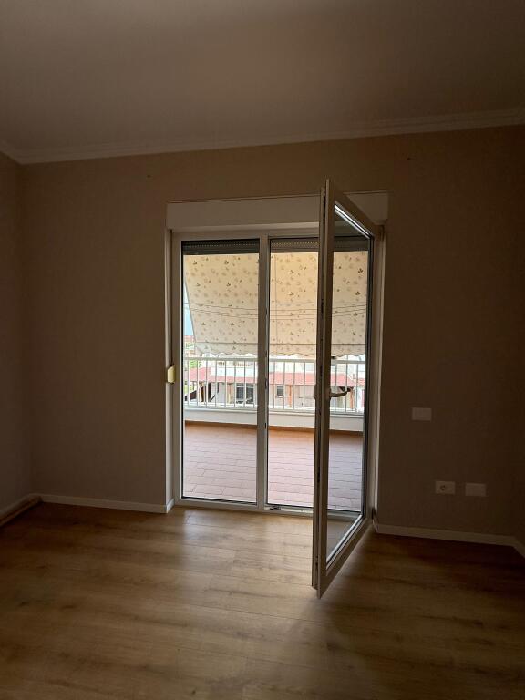 Shitet apartament 1+1 ne Xhamllik te Rezidenca "Colombo 2".