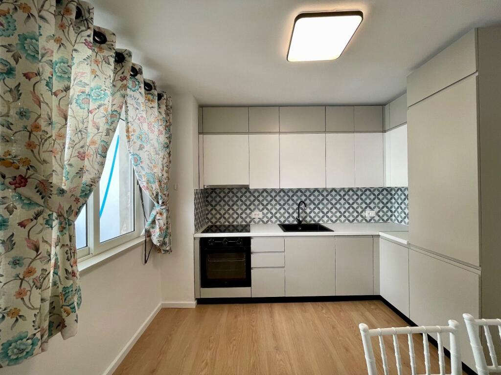 Jepet me QIRA apartament 2+1 në BLLOK, Sheshi Wilson (mbrapa LSI)