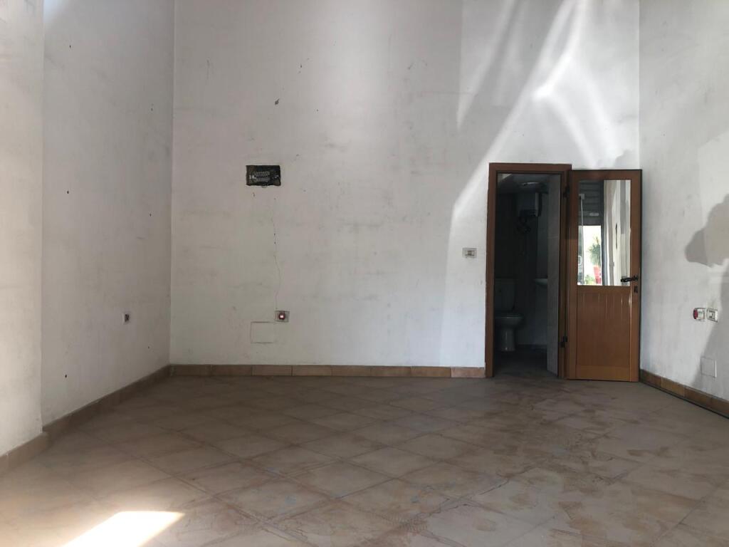 NEGOZIO IN VENDITA PRESSO LA PROCURA 130.000 EURO