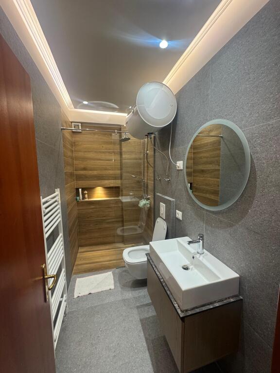 🏠 Appartamento 1+1 con parcheggio in affitto – Kodra e Diellit 1, Tirane💶 Prezzo: 600€ / mese