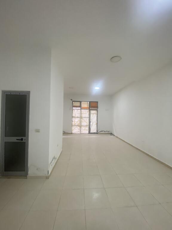 Ambjent biznesi me qera,350 euro liqeni i thate