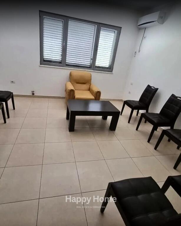 Villa 3 Piani + Cortile + Posti Auto in Affitto!