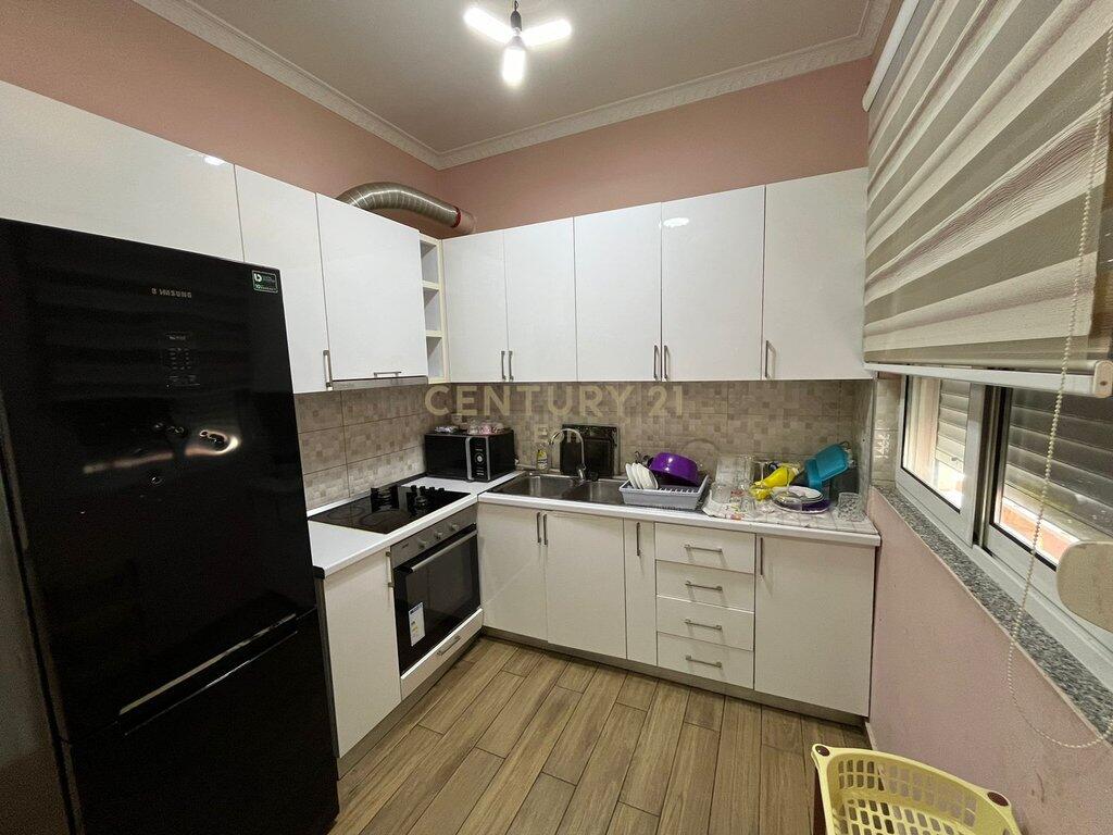 JEPET ME QIRA APARTAMENT KATI I DYTE I NJE VILE DURRES !