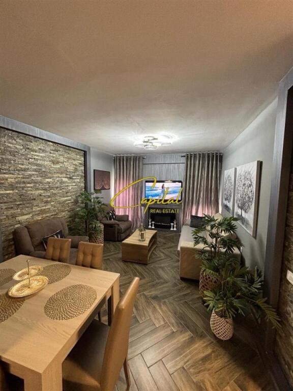 APARTAMENT ME QERA 2+1 21 DHJETORI 700 EURO