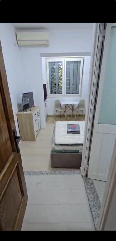 GARSIONERE ME QERA MYSLYM SHYRI 38.000 LEKE