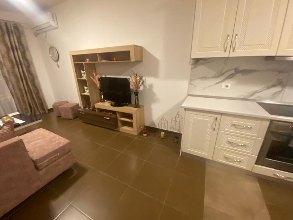For rent 2+2 furnished 3rd floor elevator 600 Peti street