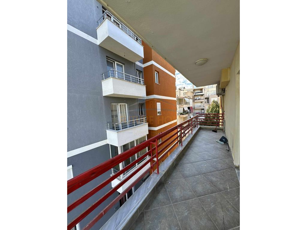Shitet, Apartament 2+1, Liqeni i Thate, Tiranë.
