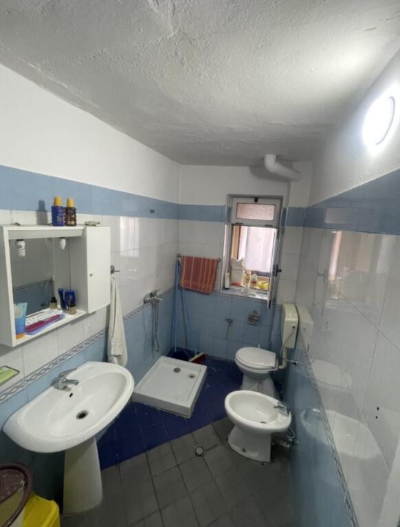 Apartament 2+1 per shitje ne Xhamllik!