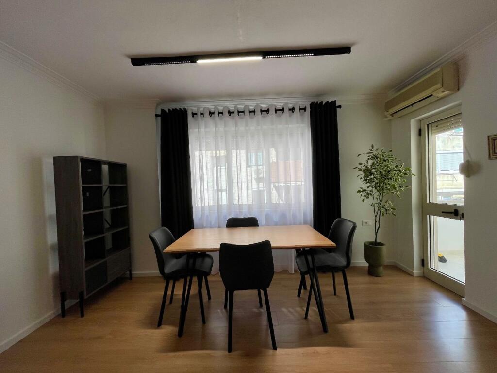Jepet me QIRA apartament 2+1 në BLLOK, Sheshi Wilson (mbrapa LSI)