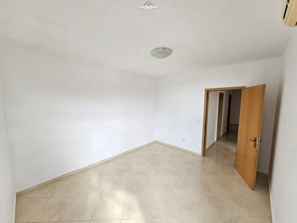 Zyre me Qera 2+1 tek Ish Ekspozita (ID BZ2716) Tirane
