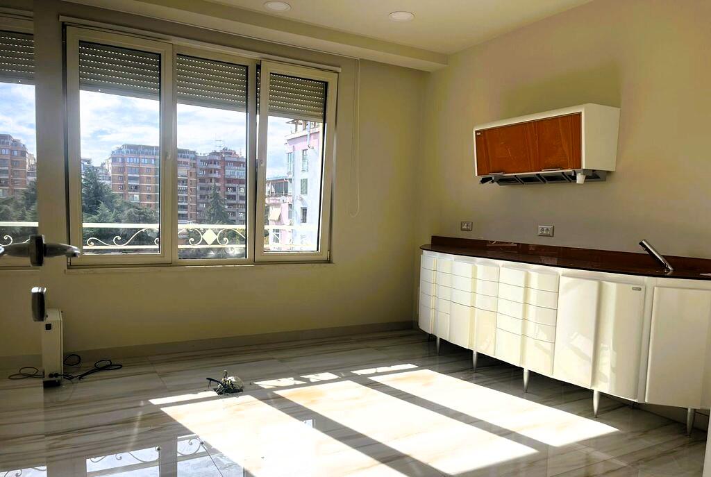 Ambient Modern + Post Parkimi për Klinikë me Qira në Ish Bllok