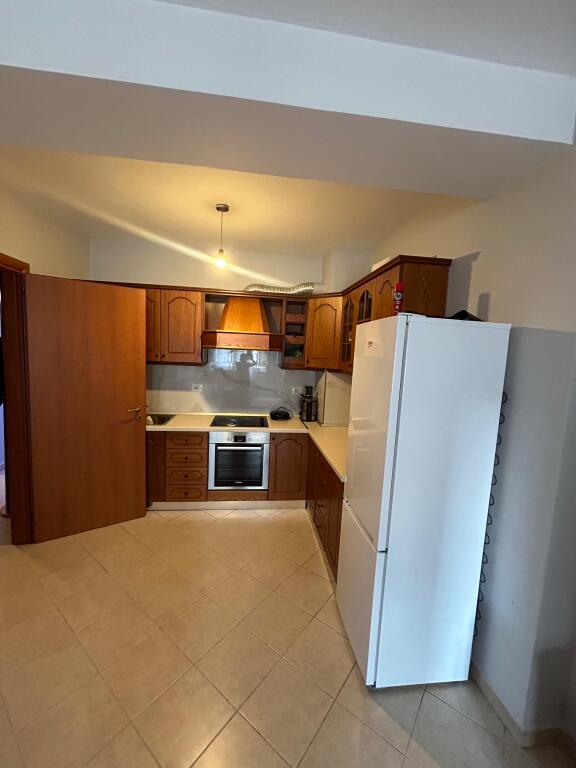 Jepet apartament 2+1+2 tek Komuna e Parisit