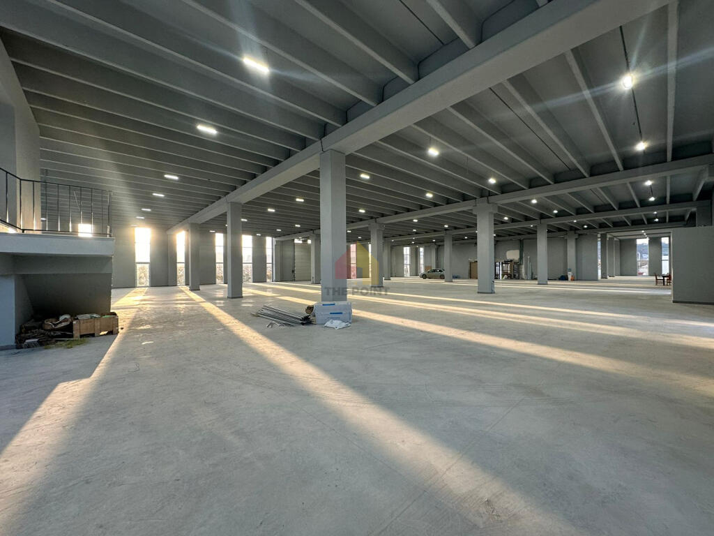 Ambient Komercial me qera 2-katesh 5300 m2 prane Ktheses se Rinasit