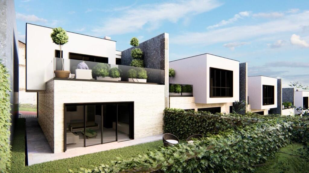 Shitet Vilë 2-Katëshe në Ali Demi, Tiranë – Verandë &amp; Parkim