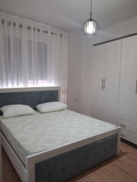 Jepet Apartament me Qera 2+1 Te rr e Dibres ne qender