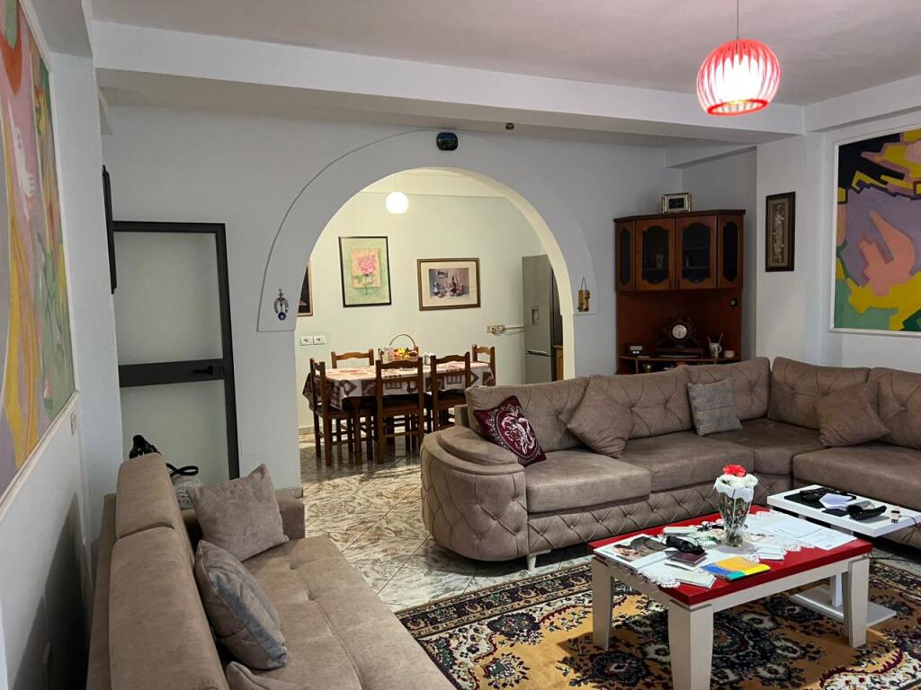 Jepet me qera apartament 2+1+2, Prane Qendres