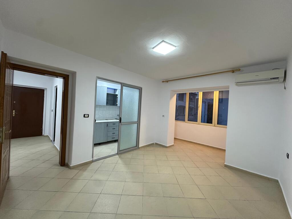 Ambjent per zyra me qira perballe Ministrise se Arsimit!