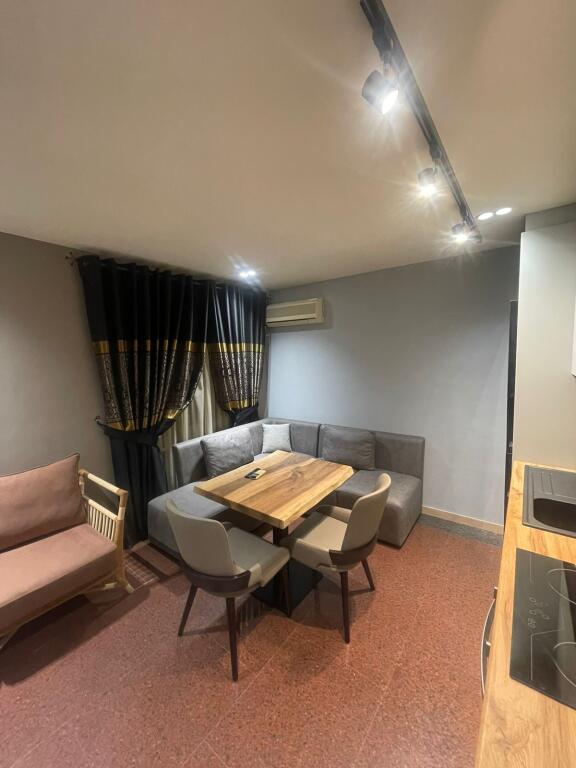 Jepet me qera apartament 1+1,700 euro,në katin e 2-të, ne qender tek Taiwani