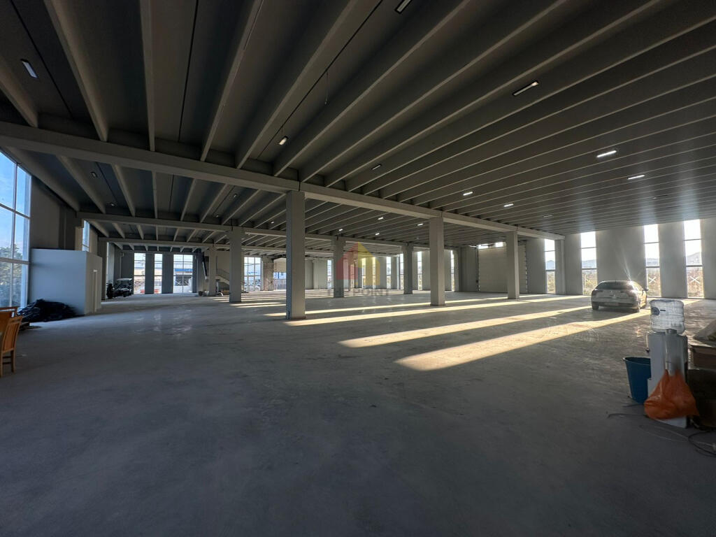 Ambient Komercial me qera 2-katesh 5300 m2 prane Ktheses se Rinasit