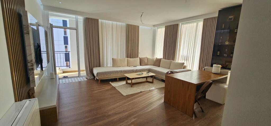Shitet Apartament 3+1+2 – Bulevardi i Ri, Tiranë