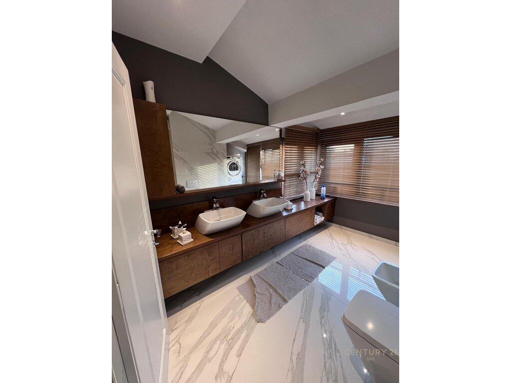 🌇 Luxury Penthouse for Rent near the Ministry of Justice – Center, Tirana