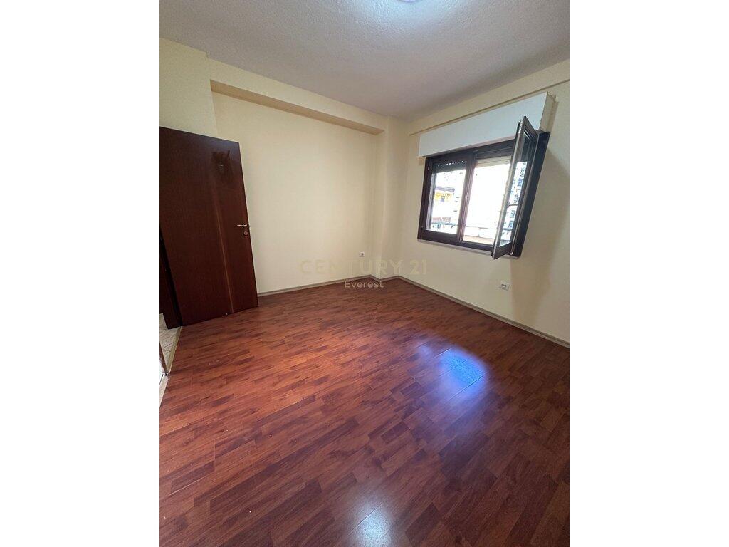 KOMUNA E PARISIT, APARTAMENT ME QIRA PER ZYRA