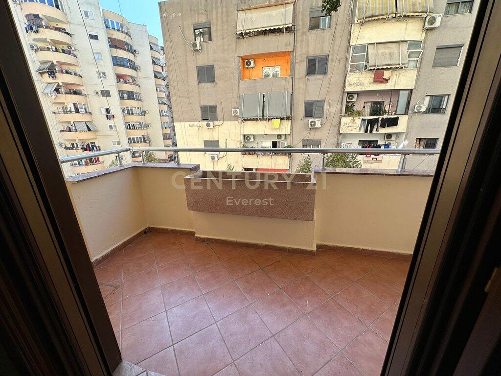 KOMUNA E PARISIT, APARTAMENT ME QIRA PER ZYRA