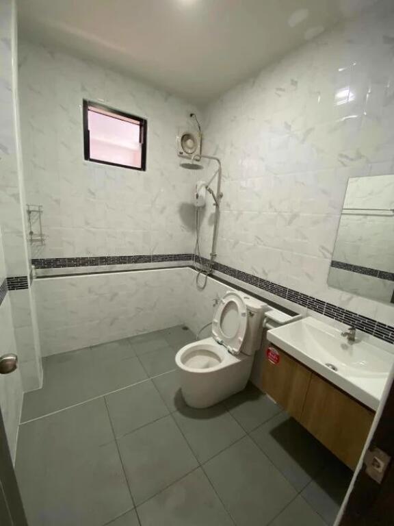 Tre minuta nga Brryli perballe Maternitetit te Ri Jepet me qera apartament 1+1 mobilim shume i mire Pallat i ri me ashensor.