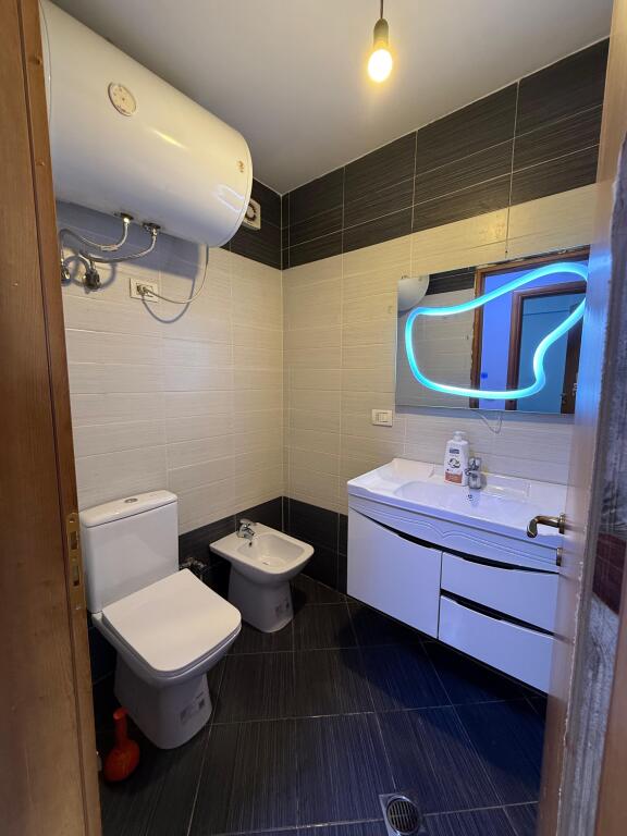 Jepet apartament 2+1+2 tek Komuna e Parisit