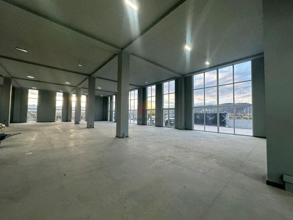 Ambient Komercial me qera 2-katesh 5300 m2 prane Ktheses se Rinasit