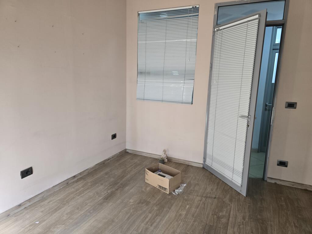 Jepet me qera zyre 12 metra 28000 lek