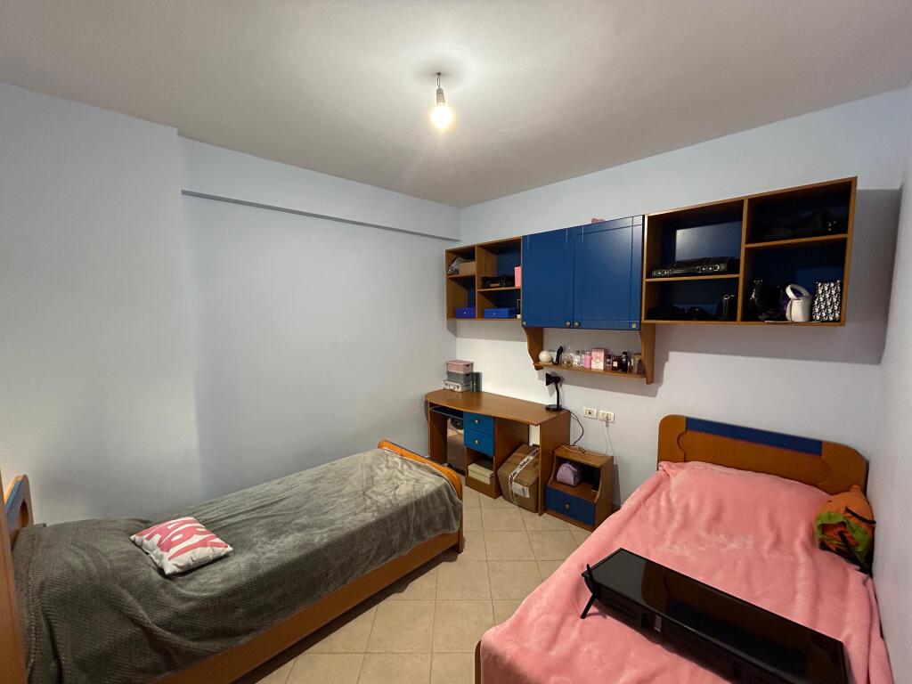 Jepet apartament 2+1+2 tek Komuna e Parisit